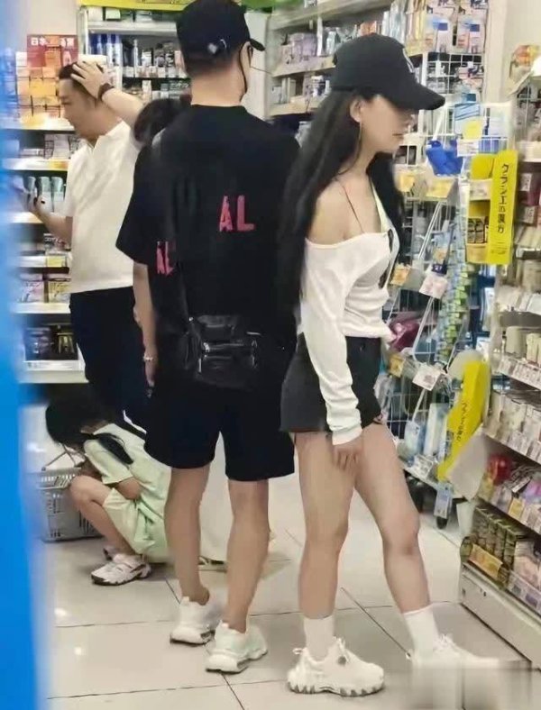 专业的股票配资门户网 汪峰陪女友赴日！森霖晒8岁女儿，梳马尾似醒醒
